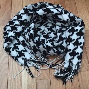Never used- Houndstooth patterned Scarf